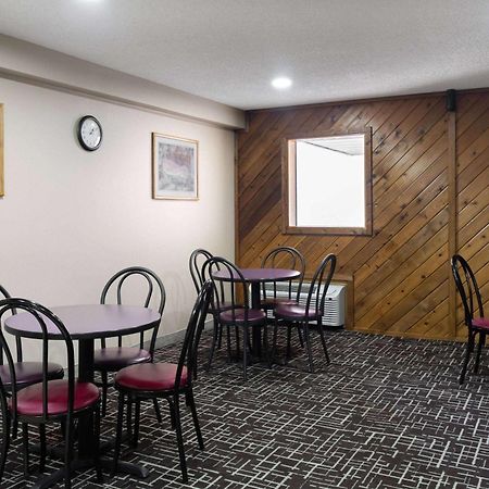 Super 8 By Wyndham Dyersville Buitenkant foto