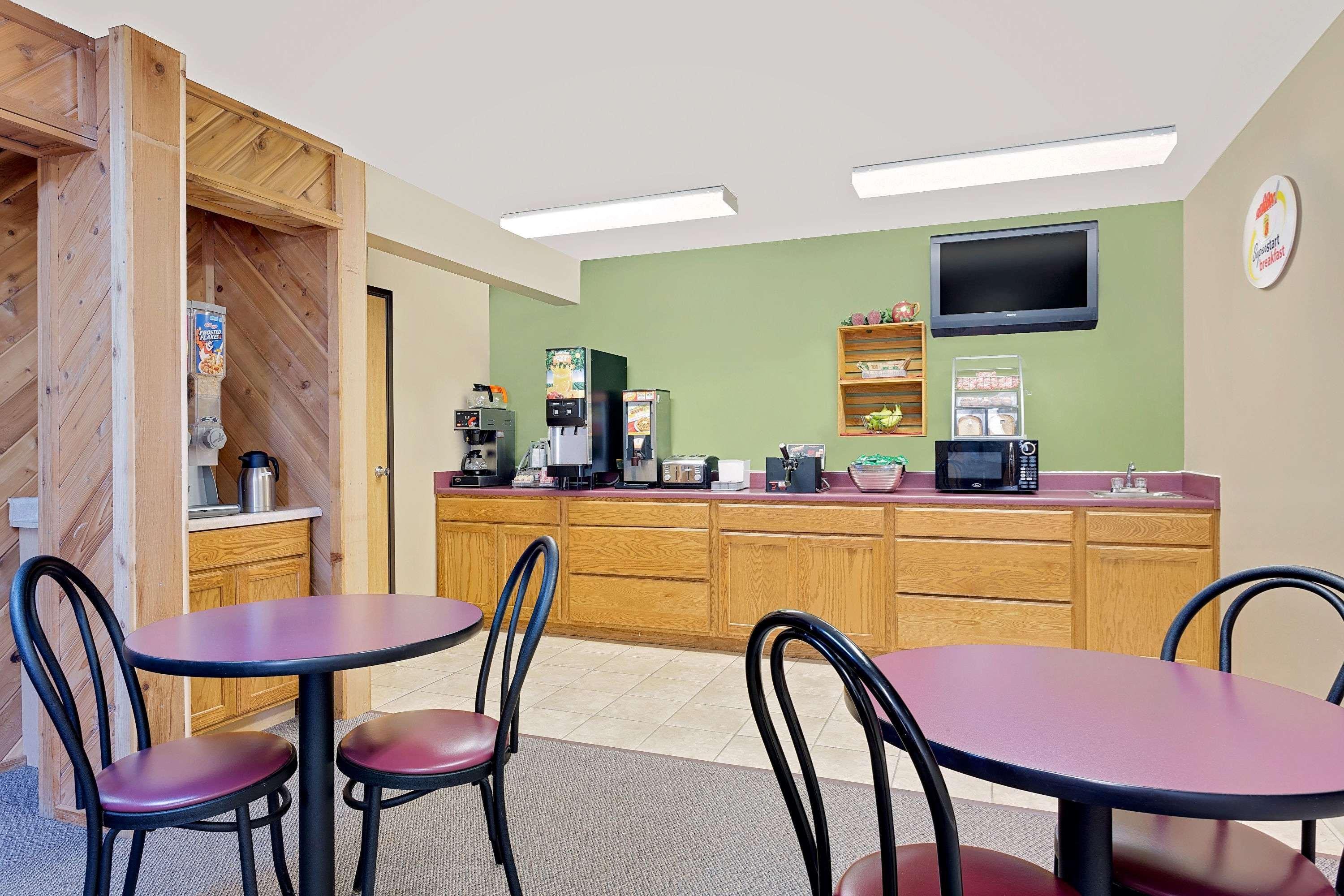 Super 8 By Wyndham Dyersville Buitenkant foto
