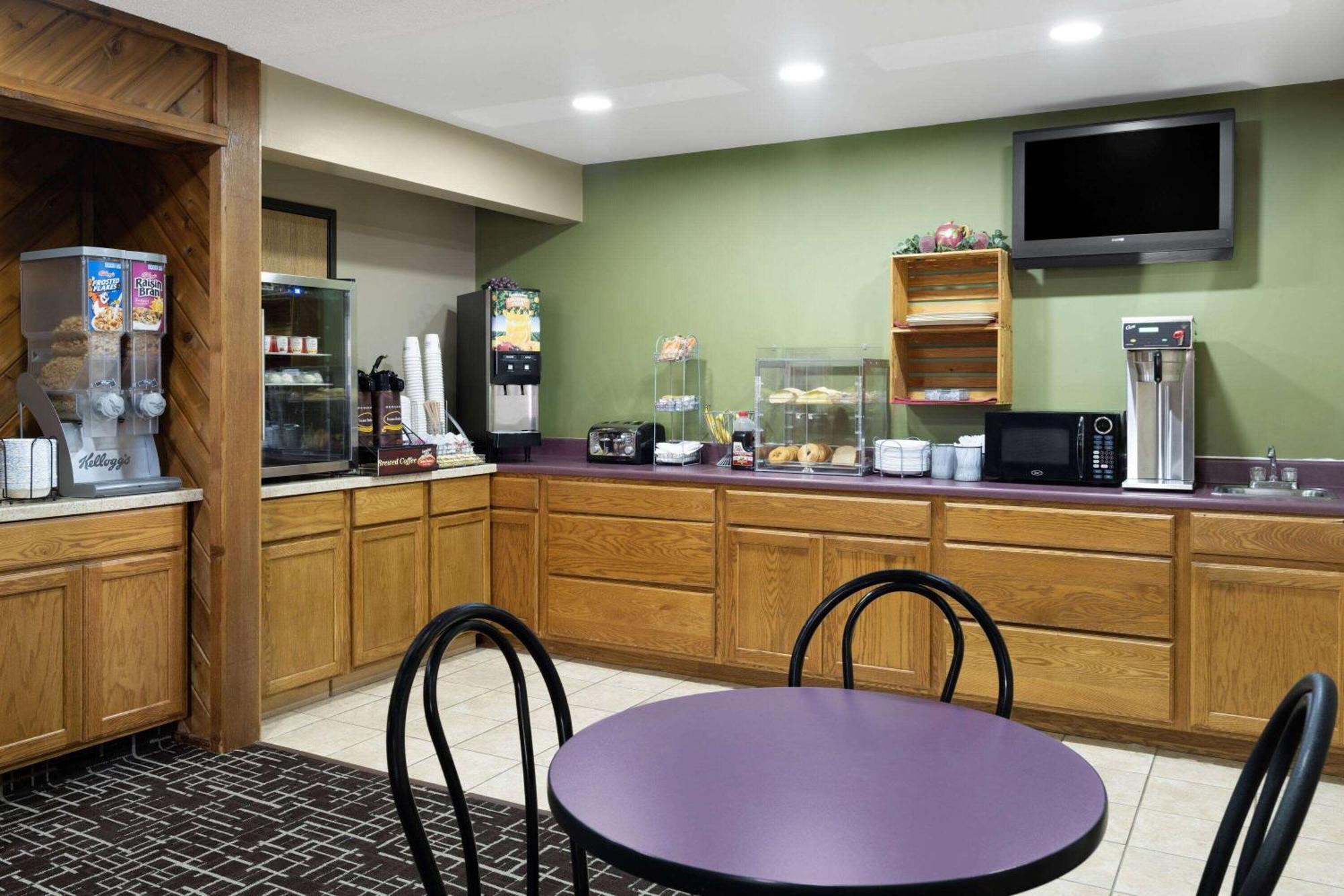 Super 8 By Wyndham Dyersville Buitenkant foto