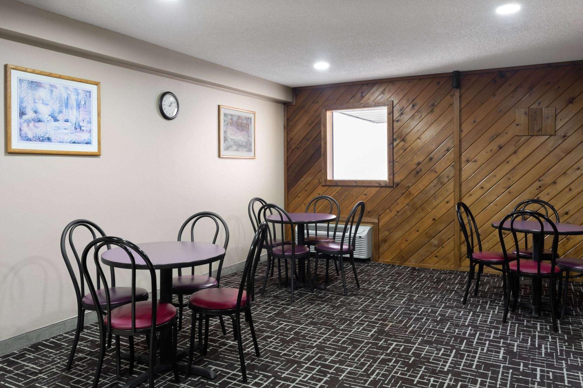 Super 8 By Wyndham Dyersville Buitenkant foto